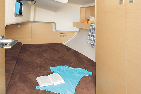 Light wood, dark flooring and angular design create a very modern atmosphere on board.