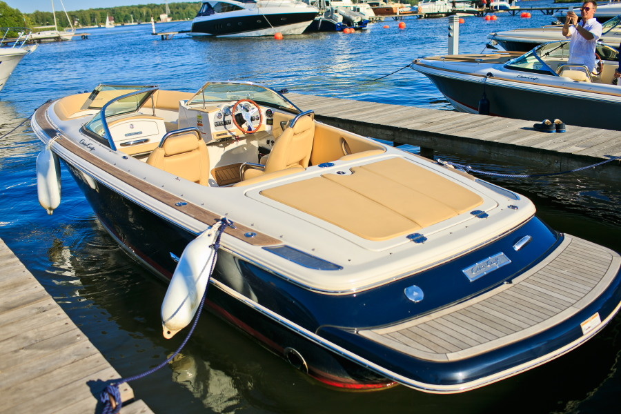 Chic boat from the American shipyard Chris-Craft. 