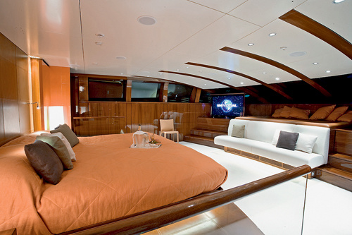 The divider between the two guest cabins is retracted to form a single space - convenient for chartering. 