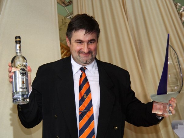 Arthur Grokhovsky at the Yachtsman of the Year 2009 awarding ceremony. Pay attention to the editor's main tool in his right hand.