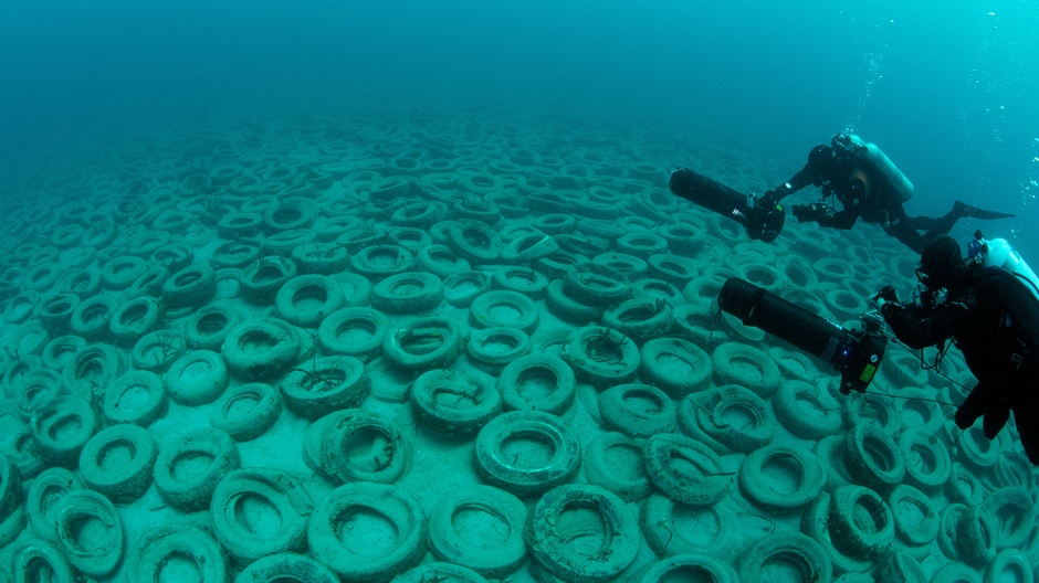 Osborne Reef 2 km from Fort Lauderdale, Florida: 2 million tires were dumped there in the 1970s during a failed environmental operation to create an artificial reef.