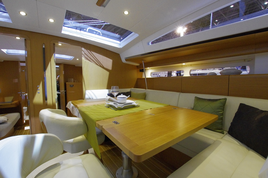 Jeanneau 57: the interior is bright and spacious.