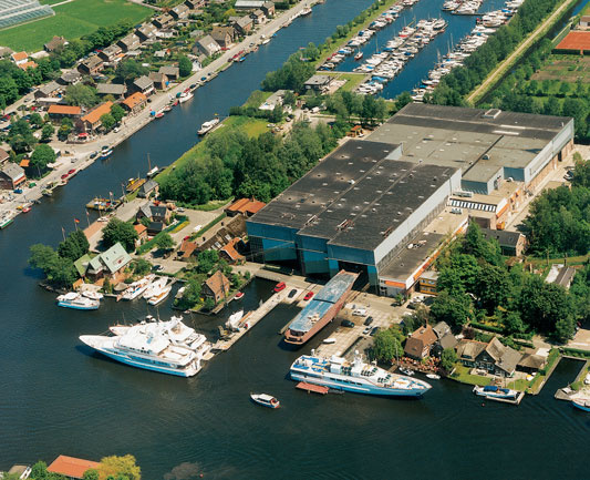 Docks of Royal van Lent on the island of Kaag. In the lower right corner is Tante Kee. 