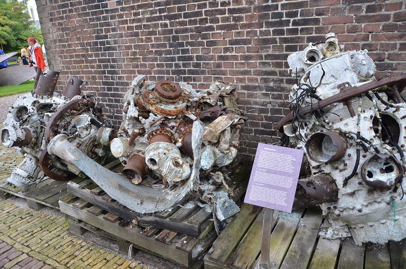 Gradually, my uncle was helped by other residents. Here are the aircraft engines that the divers got...