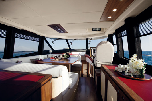 Magellano 50 makes the most of natural light. It has panoramic glazing of the saloon, a large hatch above the owner's cabin, extended portholes on the sides. 