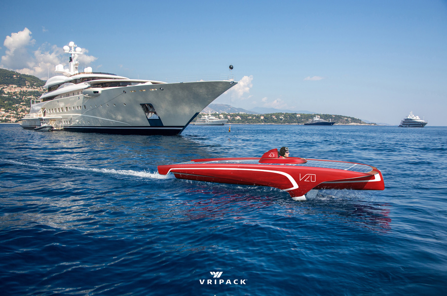 With a length of 5.80 m and a width of 2.30 m, the boat has a draft of 15 cm, not including hydrofoils.