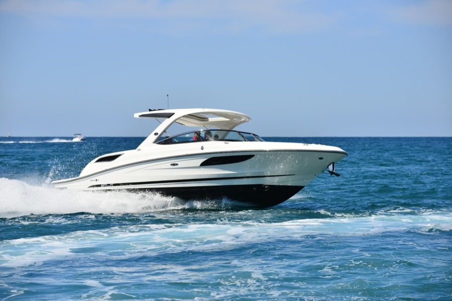 The boat 350 SLX looks elegant - the smooth lines of the board gracefully transform into a swimming platform.