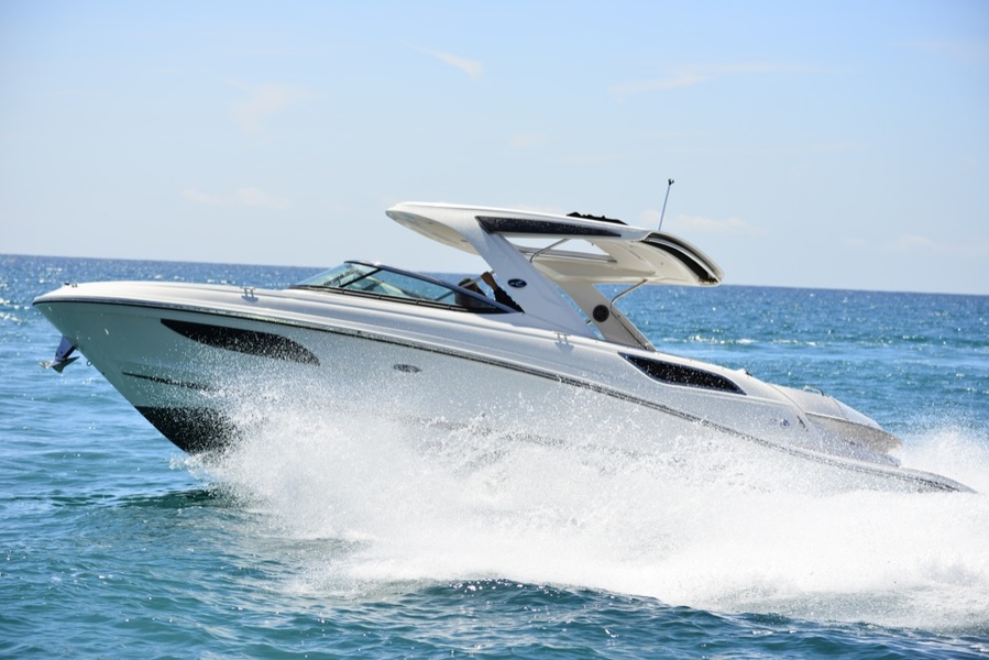 With a 300hp pair of Mer Cruiser engines, this yacht can reach speeds of around 76 km/h.