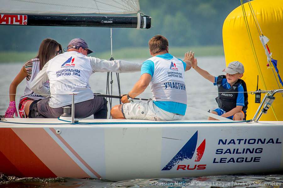 On the last racing day, all the boats were attended by children from the Konakovo Sailing School.