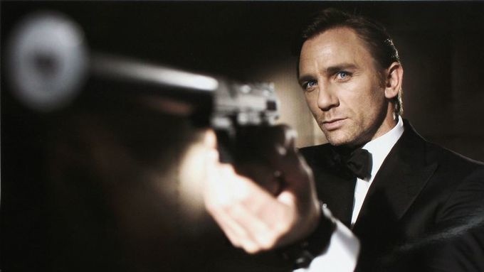 Learn to do PR campaigns! Profit from shooting Predator 108 at «James Bond» - £320 million.