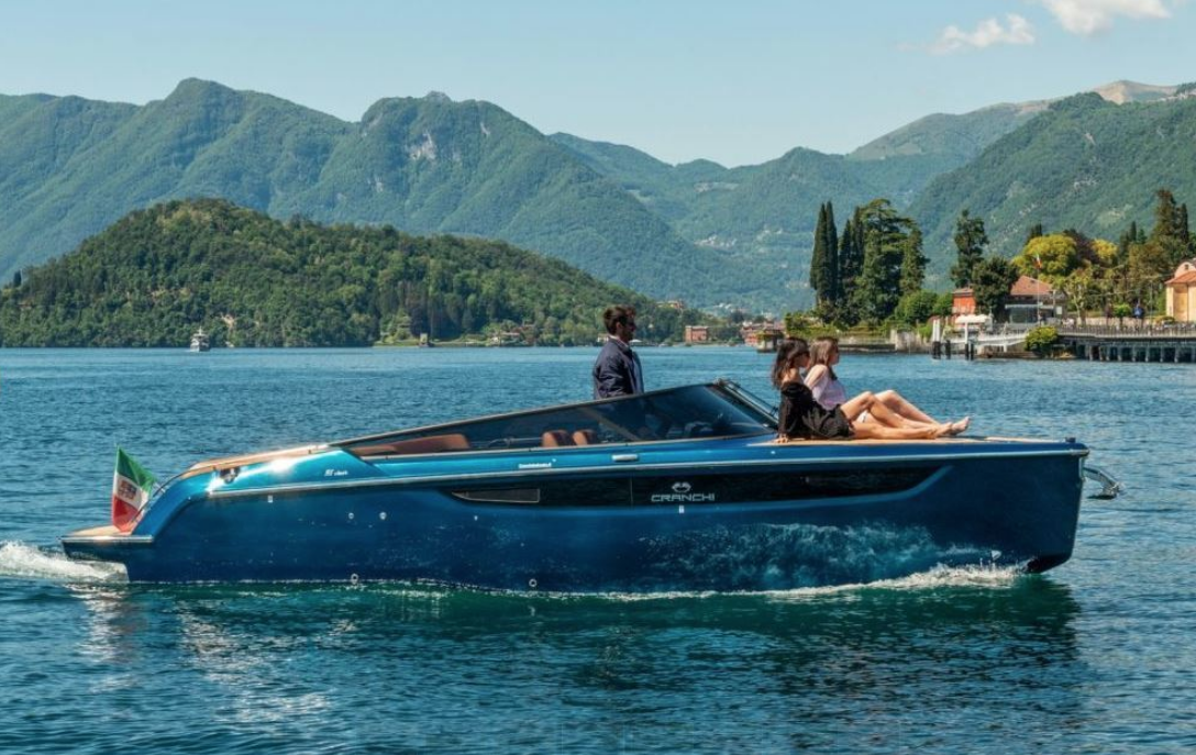 Italian shipyard Cranchi will present for the first time in Russia its model 2018 - an open 7.85-meter outboard motor boat E26 Rider. Those who are looking for a tender for their superyacht should also take a look at this boat. The boat is designed for coastal sailing as well as for sailing out to sea.