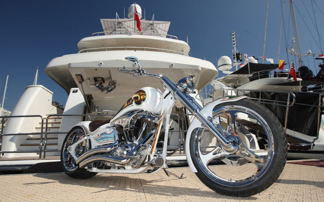 Moto auto. Мотоцикл на яхте. Машина мотоцикл яхта. Самый дорогой мотоцикл в мире в мире. Самый богатый мотоцикл.
