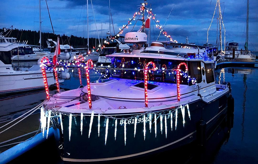 It's only a couple of small garlands, but look how cool this boat looks!