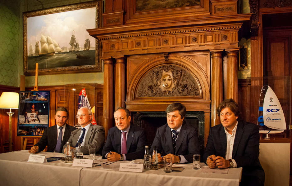 Второй слева: Председатель SCF Black Sea Tall Ships Regatta 2014 Робин Снук Хургонье; гендиректор и председатель правления «Совкомфлот», главного спонсора регаты, Сергей Франк; председатель наблюдательного совета регаты Виктор Олерский