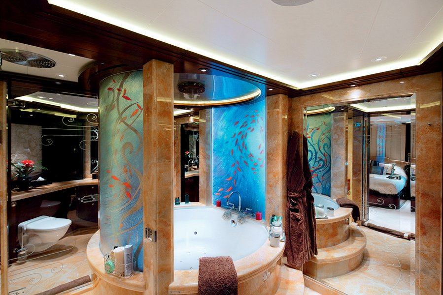 Ванные комнаты в мастер-каюте. Постамент ванной сделан из оникса, а стеклянные панели на стенах - шедевр ручной работы.