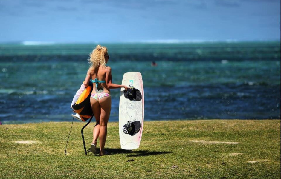 Until recently, the obligatory part of kitesurfer equipment was shorts held on the hips by the power of thought. But times are changing, and now kite fashion is more humane and kinder.