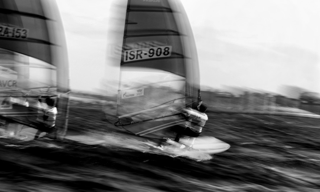 «The photo was taken with a wire. This shot clearly conveys the speed of the windsurfer and his desire to win»,