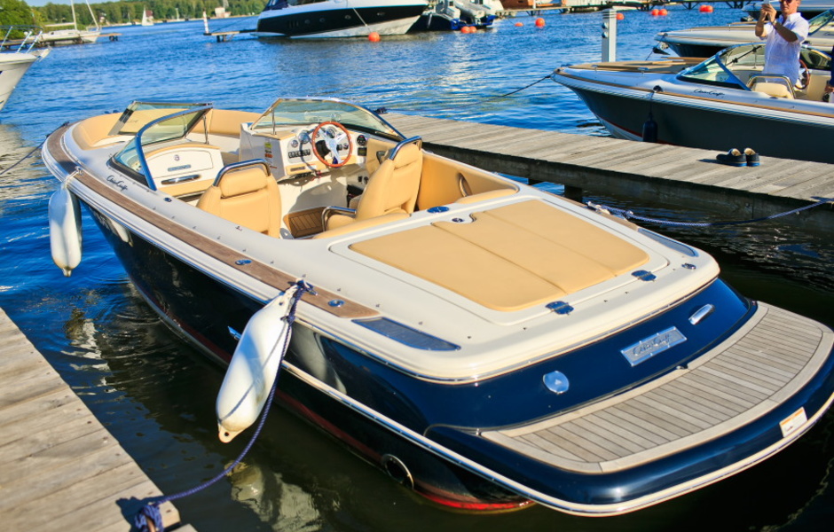 Шикарная лодка от американской верфи Chris-Craft