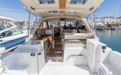 Cutwater C-302 Sport Coupe