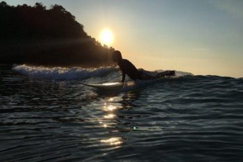 Surfing: reverse side of the wave