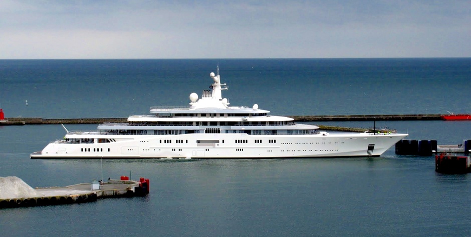 Russian owners occupy a noticeable part of the mega-boat hit-parade (photo of Roman Abramovich's Eclipse ship).