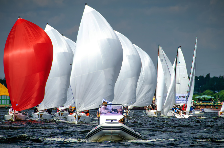 Первый этап Tenzor Cup охарактеризовался жесткой борьбой в непростых ветровых условиях с порывами до 25 узлов. Правда, ветер был только в первый день регаты, так что органичились шестью гонками