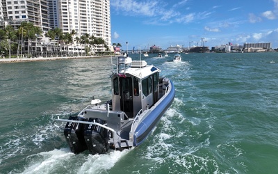 Life Proof 33 Walk-Around Cabin