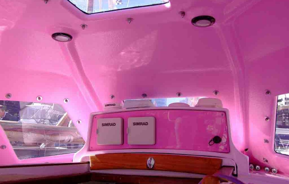 Ella's Pink Lady изнутри. Хочется поглумиться над обилием розового, но осознание того факта, что на этой лодке 16-летний ребенок покорил океаны, останавливает