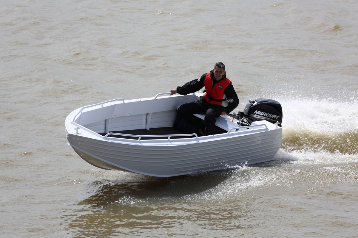 Лодка надувная ривьера 3200. Лодки заезда. Установка тента на лодку. Лодка пвх азимут эверест 405. Лодка пвх stormline air classic 335.