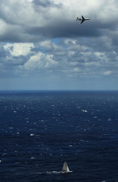 Боб Отли пролетает над Wild Oats XI на своем частном самолете во время гонки Sydney to Hobart 2010 года