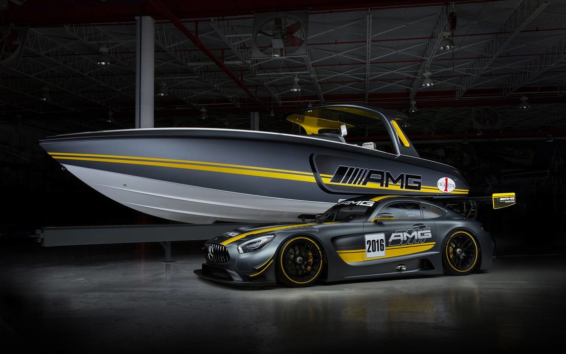 Racing «Mercedes» on the water