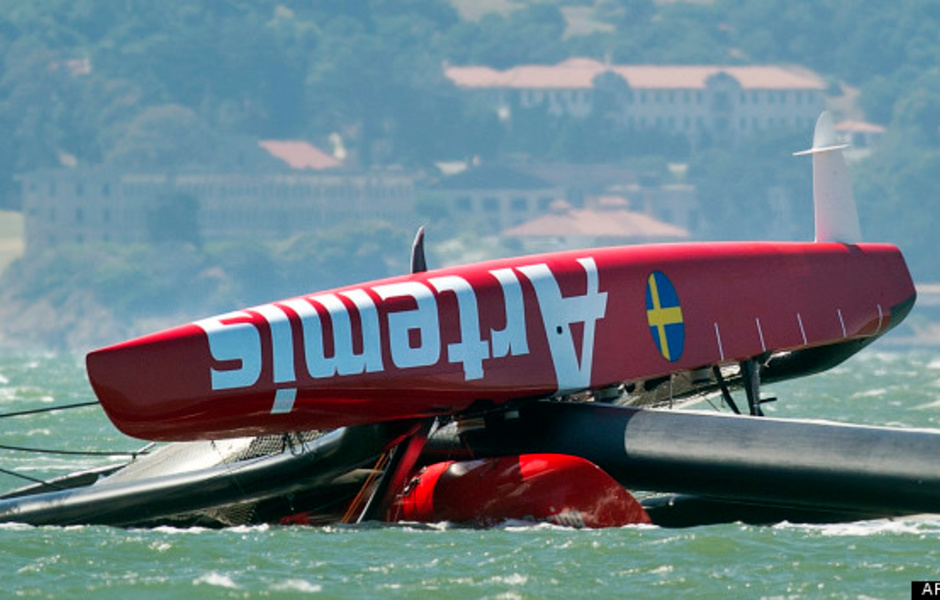 Перевернувшийся катамаран Artemis Racing
