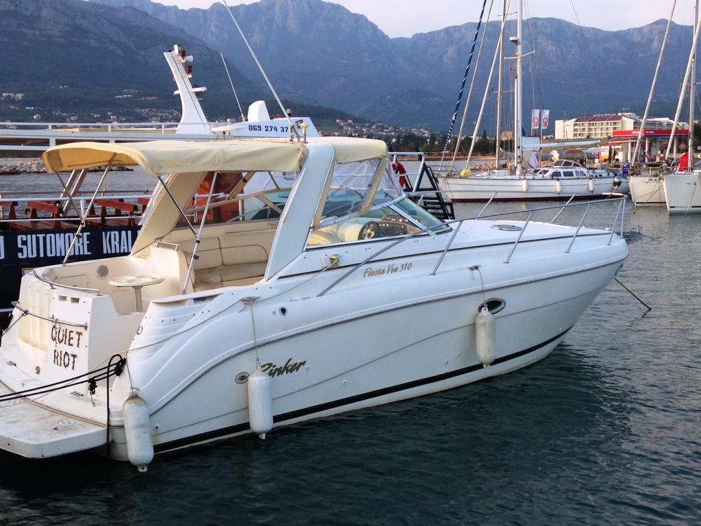 Катер rinker 270 fiesta vee бу. Rinker 310. Яхта Фиеста. Моторная яхта Фиеста в Москве фото.