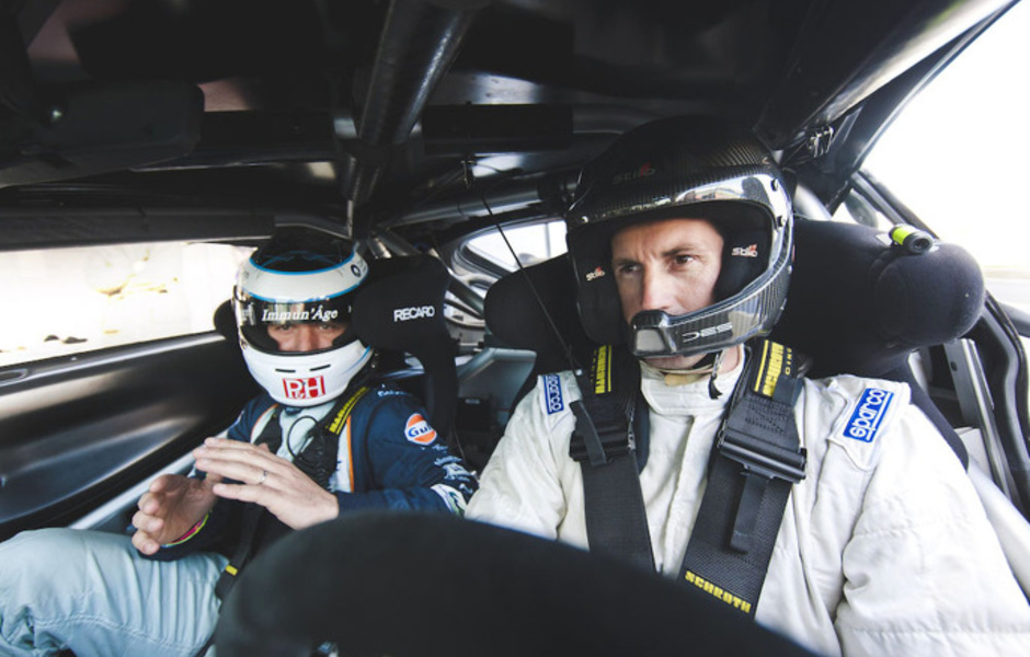 Бен Эйнсли за рулем гоночного Aston Martin Vantage GT4 на трассе Сильверстоун