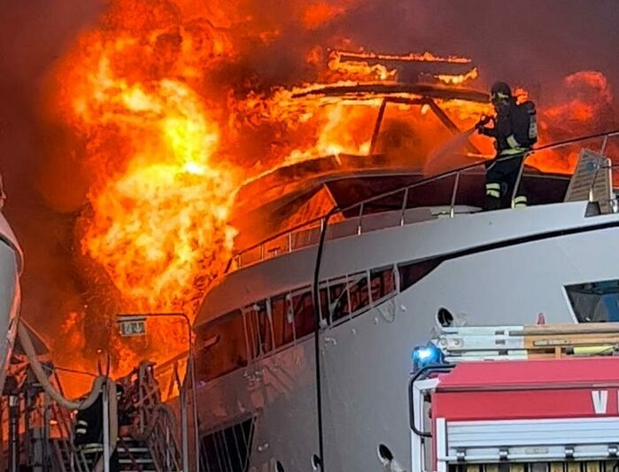 Пожар на верфи Ferretti уничтожил 30-метровую суперяхту