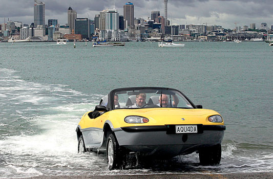 Британская амфибия Gibbs Aquada способна передвигаться по суше со скоростью 160 км/ч, а по воде – до 26 узлов (50 км/ч). Трехместная амфибия с прошлого года продается на американском рынке по цене от $ 85 000