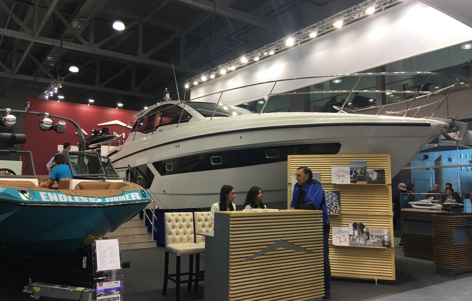 Ultraboats привезла на Московское боут шоу популярную модель Azimut Atlantis 43. Это вторая по величине яхта на выставке, но она здесь скорее для поддержания имиджа, чем в надежде на продажу