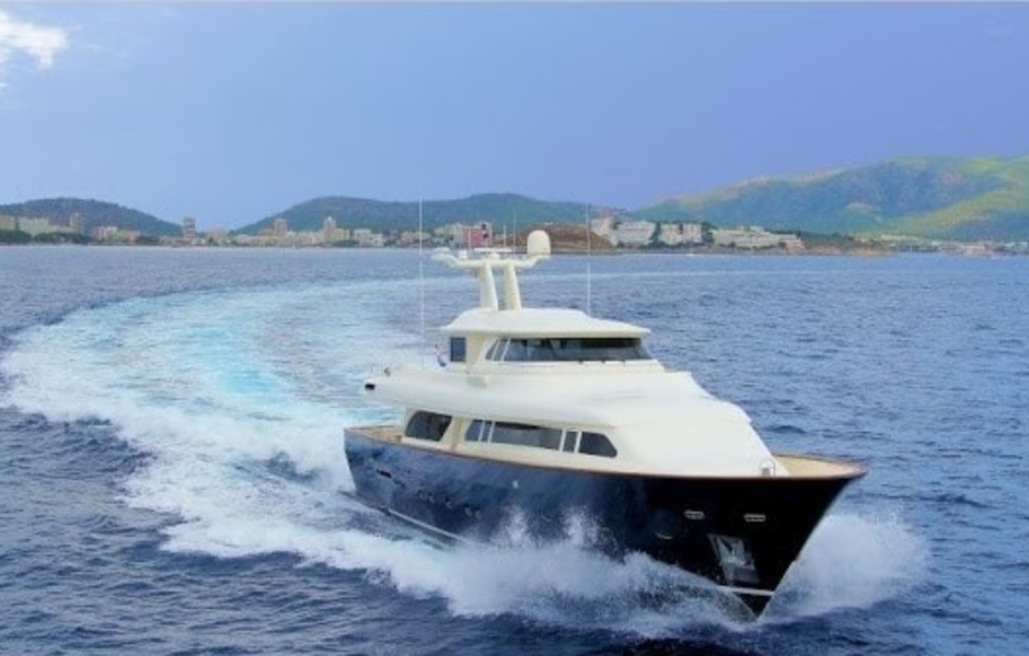 Яхта Navetta 27 проложила соратницам дорогу