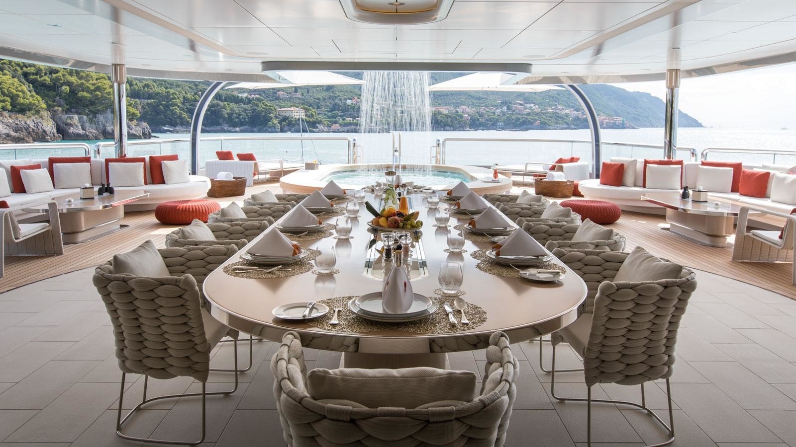 But you don't have to forget about the guests either. The first thing they will probably be invited to the main deck is to dine at a large outdoor table.
