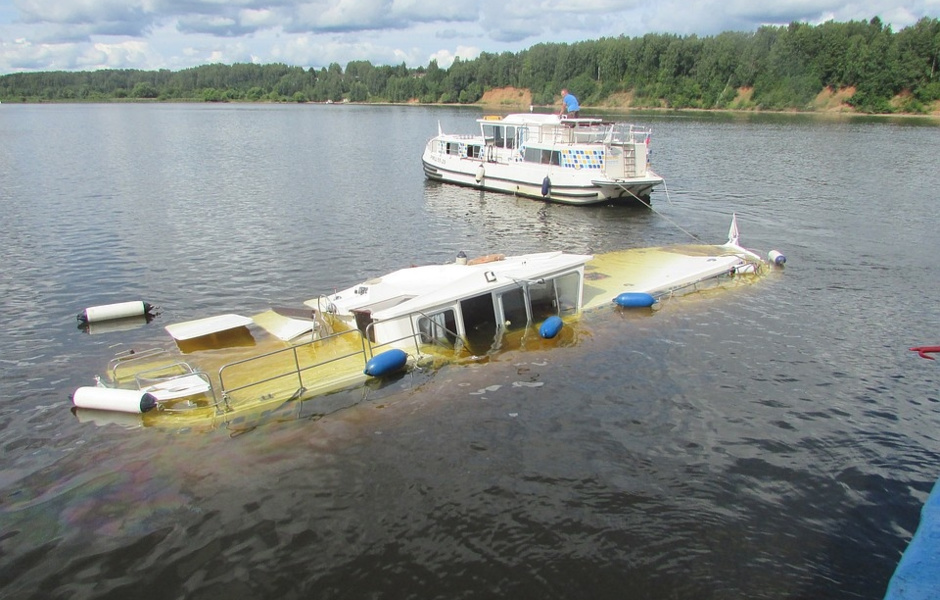 14-метровая лодка врезалась в борт 95-метрового теплохода. Фото: Подслушано в Рыбинске