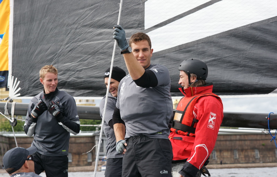 Мне повезло побывать на борту легендарной Emirates Team New Zealand. Правда, без Дина Баркера на борту. Но все равно, круто!