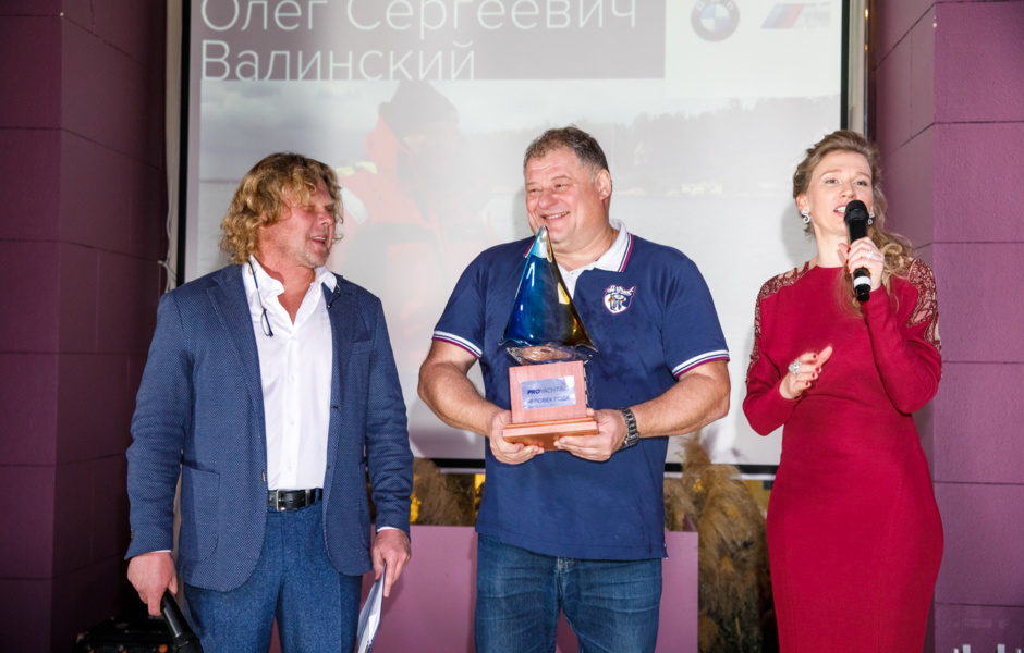 Oleg Valinsky (center)