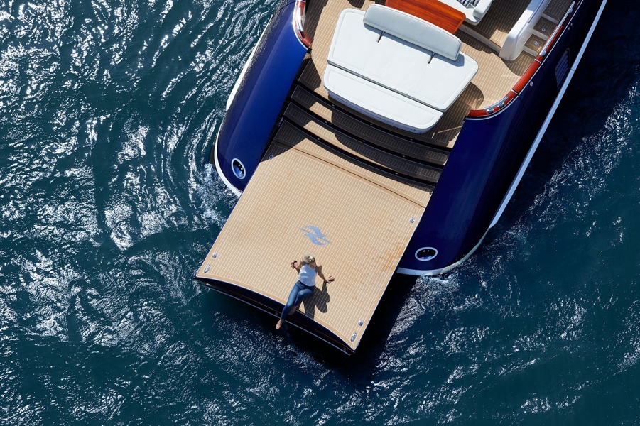 The Z72 bathing platform is good in itself, but it gets even better when you put a tent on it - there are four carbon fibre supports for this, which are inserted into special recesses.