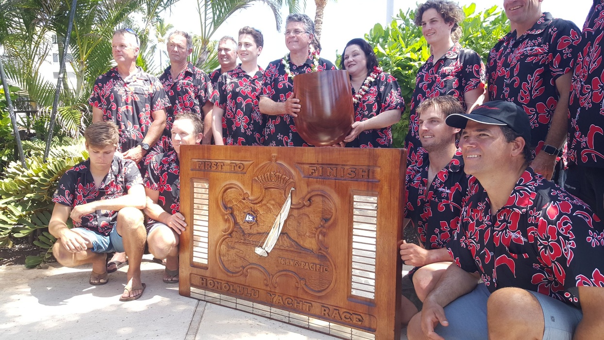 Australia's 30.48-meter Verdier/VPLP 100 Comanche was the first single-hulled car to finish in Honolulu. For this the team won the Barn Door Trophy, a carved board made of koa acacia, a Hawaiian endemic tree.