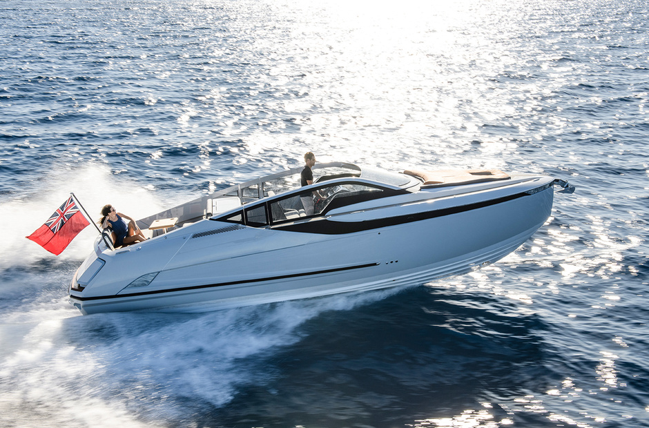 Fairline F//Line 33: video overview of the first case delivered to Russia