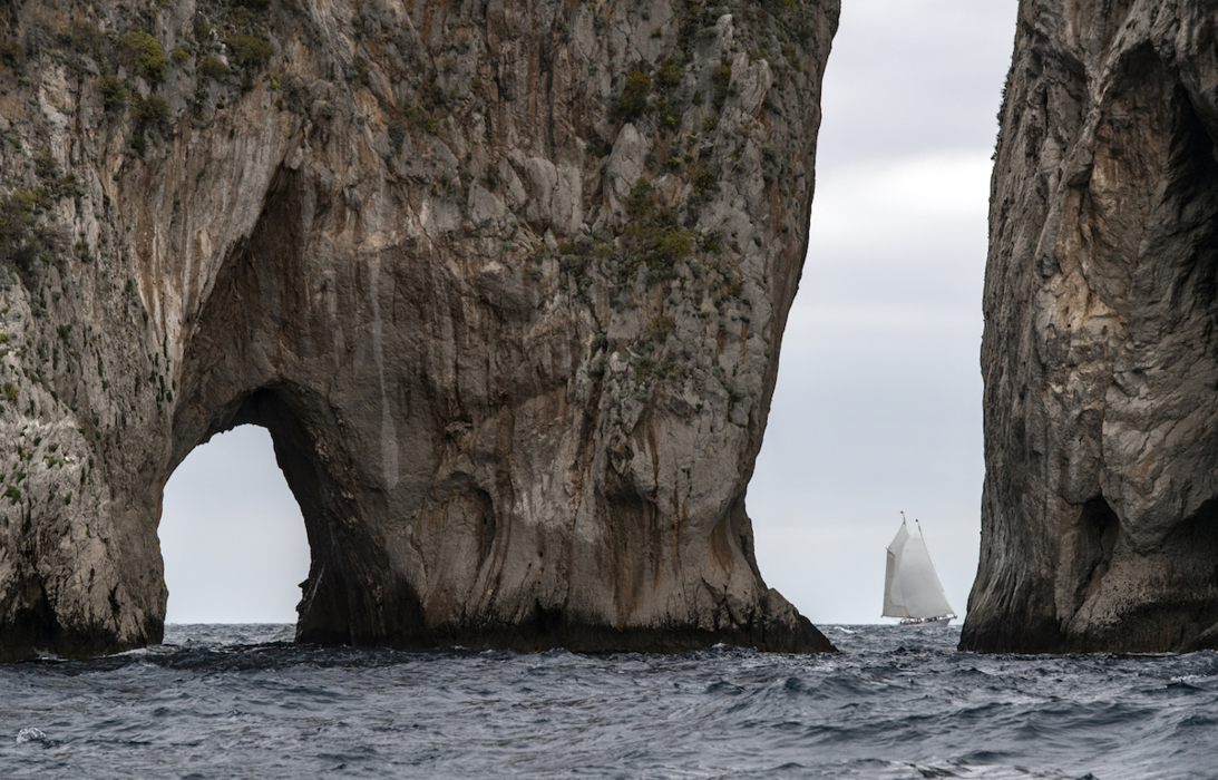 To make the most of weather conditions with winds of more than 25 knots, the Race Committee paved the way, which after the start took the boats north of Marina Grande, to the turning sign south of Punta Campanella on the tip of the Sorrento Peninsula, and from there - back to the famous rocks of the Pharaloni on Capri and the clockwise circle around the island. The participants finished again at Marina Grande, where they moored. 
