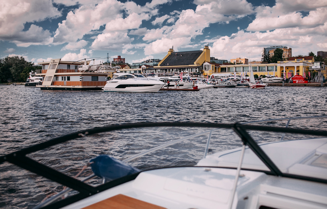Everything looks better from the water. You could check it out by agreeing on a test drive, for example, the new Fairline 43 Open. You can see it over there, right on course. 