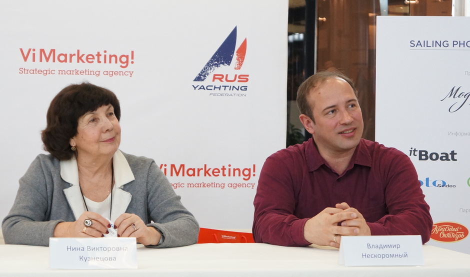 On the right is Vladimir Neskoromny, a jury member at the Sailing Photo Awards. Left - Nina Kuznetsova, thanks to her the best photos of last year got on the Red October candy boxes.