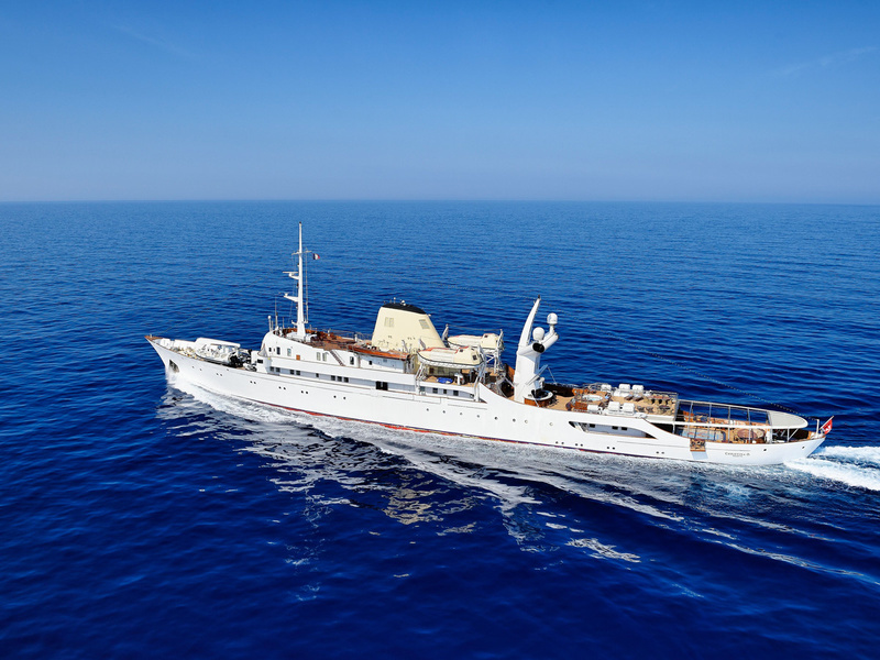 The choice of a star couple is easy to explain: Christina O can be rightly called one of the most romantic superyachts in history.