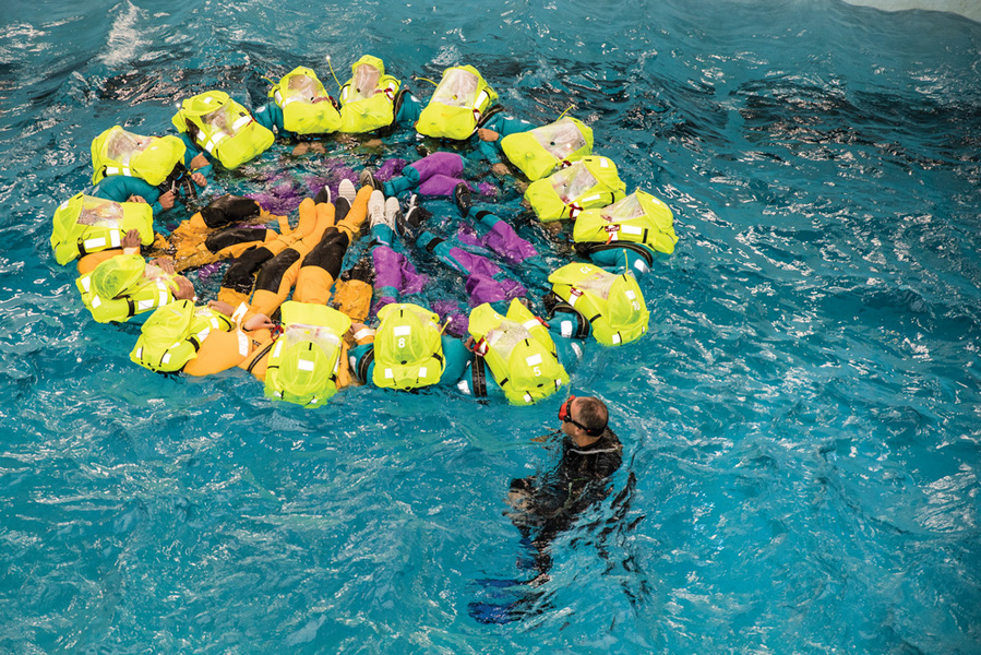 Участники VOR отрабатывают методику формирования фигуры из людей в спасательных жилетах. Аиноа Санчез (Ainhoa Sanchez), Volvo Ocean Race.